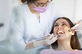 Profissional sorrindo no consultório dental